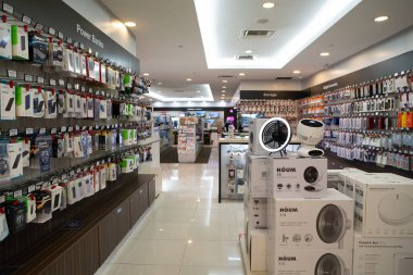 KUALA LUMPUR, MALAYSIA - 15 Mart 2023: Suria KLCC alışveriş merkezindeki All IT mağazasında sergilenen eşyalar.