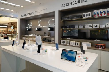 KUALA LUMPUR, MALAYSIA - 15 Mart 2023: Suria KLCC alışveriş merkezindeki Xiaomi mağazasının içi.