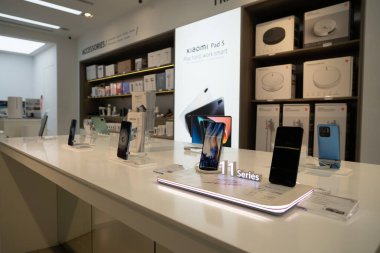 KUALA LUMPUR, MALAYSIA - 15 Mart 2023: Suria KLCC alışveriş merkezindeki Xiaomi mağazasının içi.