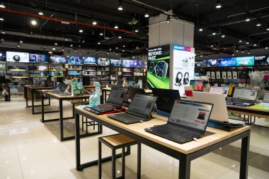 KUALA LUMPUR, MALAYSIA - 12 Mart 2023: Kuala Lumpur 'daki Plaza Low Yat alışveriş merkezinde sergilenen çeşitli dizüstü bilgisayarlar