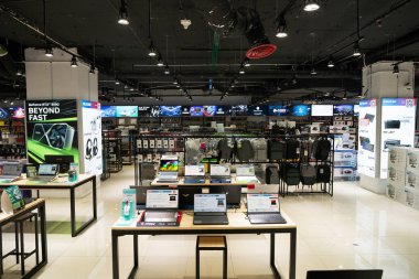 KUALA LUMPUR, MALAYSIA - 12 Mart 2023: Kuala Lumpur 'daki Plaza Low Yat alışveriş merkezinde sergilenen çeşitli dizüstü bilgisayarlar