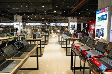 KUALA LUMPUR, MALAYSIA - 12 Mart 2023: Kuala Lumpur 'daki Plaza Low Yat alışveriş merkezinde sergilenen çeşitli dizüstü bilgisayarlar