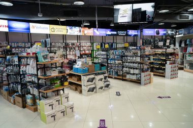 KUALA LUMPUR, MALAYSIA - 12 Mart 2023: Kuala Lumpur 'daki Plaza Low Yat alışveriş merkezindeki Viewnet mağazasında sergilenen mallar