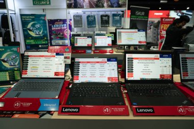 KUALA LUMPUR, MALAYSIA - 12 Mart 2023: Kuala Lumpur 'daki Plaza Low Yat alışveriş merkezindeki TMT mağazasında dizüstü bilgisayarlar