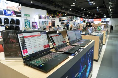 KUALA LUMPUR, MALAYSIA - 12 Mart 2023: Kuala Lumpur 'daki Plaza Low Yat alışveriş merkezindeki TMT mağazasında dizüstü bilgisayarlar