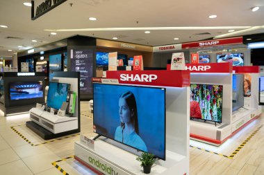 KUALA LUMPUR, MALAYSIA - 11 Mart 2023: Kuala Lumpur 'daki Aeon mağazasının içi
