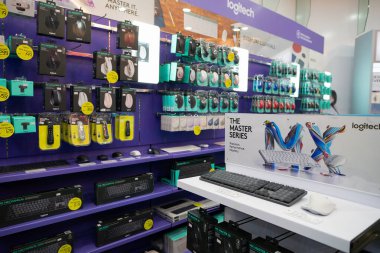 KUALA LUMPUR, MALAYSIA - 11 Mart 2023: Kuala Lumpur 'daki Logitech mağazasında satılık çeşitli aletler