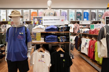 KUALA LUMPUR, MALAYSIA - 15 Mart 2023: Kuala Lumpur 'daki Uniqlo mağazasında satılık çeşitli giysiler
