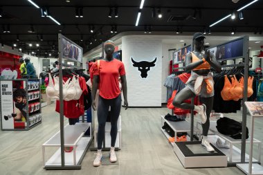 KUALA LUMPUR, MALAYSIA - 15 Mart 2023: Kuala Lumpur 'daki Under Armour mağazasında görülen mankenler