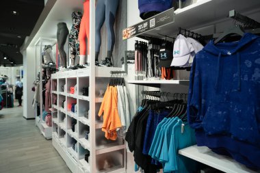 KUALA LUMPUR, MALAYSIA - 15 Mart 2023: Kuala Lumpur 'daki Under Armour mağazasının iç çekimleri