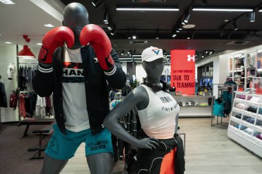 KUALA LUMPUR, MALAYSIA - 15 Mart 2023: Kuala Lumpur 'daki Under Armour mağazasında görülen mankenler