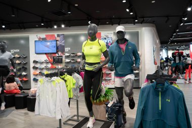 KUALA LUMPUR, MALAYSIA - 15 Mart 2023: Kuala Lumpur 'daki Under Armour mağazasında görülen mankenler