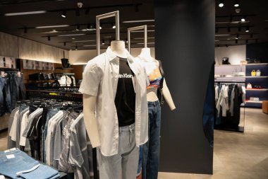 KUALA LUMPUR, MALAYSIA - 15 Mart 2023: Kuala Lumpur 'daki Calvin Klein kot mağazasında satılık giyim
