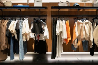 KUALA LUMPUR, MALAYSIA - 15 Mart 2023: Kuala Lumpur 'daki Calvin Klein kot mağazasında satılık giyim
