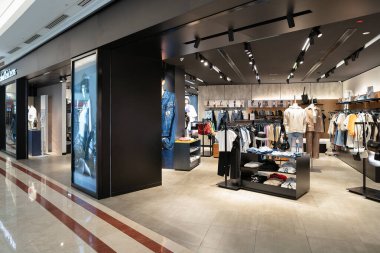 KUALA LUMPUR, MALAYSIA - 15 Mart 2023: Calvin Klein Kotları Kuala Lumpur 'da