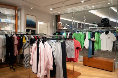 KUALA LUMPUR, MALAYSIA - 15 Mart 2023: Kuala Lumpur 'daki Tommy Hilfiger mağazasının içi