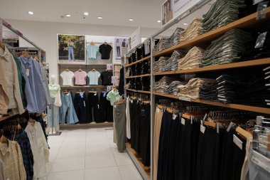 KUALA LUMPUR, MALAYSIA - 15 Mart 2023: Kuala Lumpur 'daki Uniqlo mağazasında