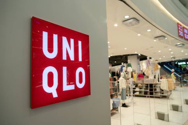 KUALA LUMPUR, MALAYSIA - 15 Mart 2023: Kuala Lumpur 'daki bir mağazada görülen Uniqlo işaretini kapat