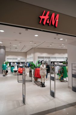 KUALA LUMPUR, MALAYSIA - 15 Mart 2023: Kuala Lumpur 'daki H ve M mağazasının girişi