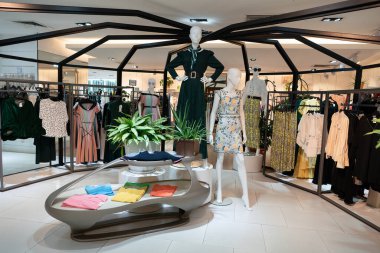 KUALA LUMPUR, MALAYSIA - 15 Mart 2023: Kuala Lumpur 'daki Camille mağazasında giysili mankenler sergilendi