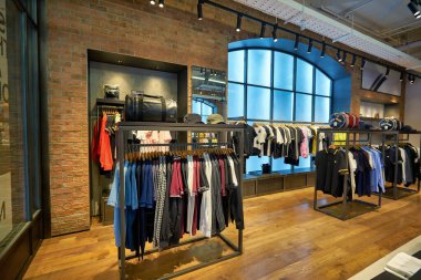 BANGKOK, THAILAND - 24 HAZİRAN 2020: Bangkok 'taki Fred Perry mağazasının içi.