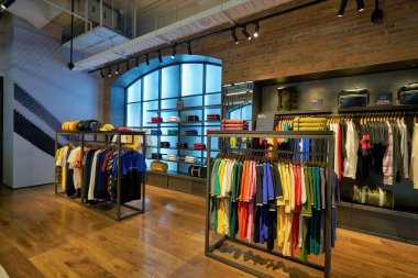BANGKOK, THAILAND - 24 HAZİRAN 2020: Bangkok 'taki Fred Perry mağazasının içi.
