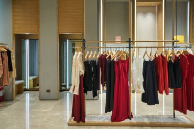 BANGKOK, THAILAND - 24 HAZİRAN 2020: Bangkok 'taki OVV mağazasında satılık çeşitli giysiler.