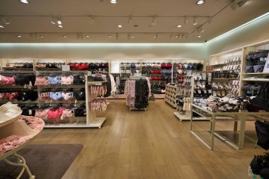 BANGKOK, THAILAND - 24 HAZİRAN 2020: Bangkok 'taki H ve M mağazasında satılık iç çamaşırı.