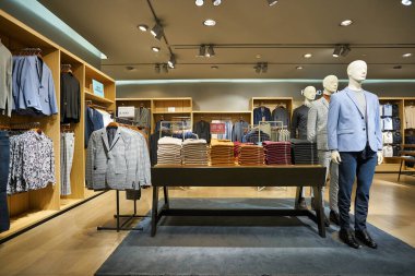 BANGKOK, THAILAND - 24 HAZİRAN 2020: Bangkok 'taki H ve M mağazasının içi.