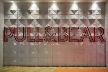 BANGKOK, THAILAND - 24 HAZİRAN 2020: Bangkok 'taki bir mağazada görüldüğü gibi çek ve ayı işareti.