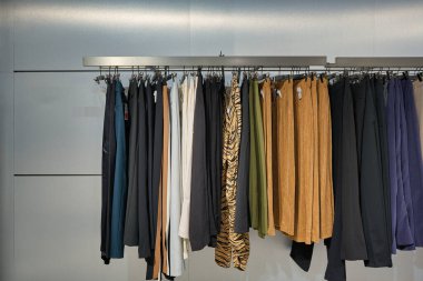 BANGKOK, THAILAND - 24 HAZİRAN 2020: Bangkok 'taki Mango mağazasında satılık çeşitli kıyafetler.