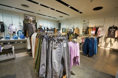 BANGKOK, THAILAND - 24 HAZİRAN 2020: Bangkok 'taki Bershka mağazasında satılık çeşitli kıyafetler.