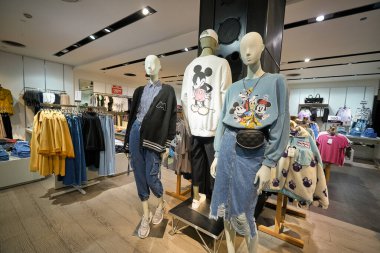 BANGKOK, THAILAND - 24 HAZİRAN 2020: Bangkok 'taki Bershka mağazasında giysili mankenler sergileniyor.