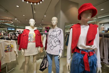 BANGKOK, THAILAND - 24 HAZİRAN 2020: Bangkok 'taki H ve M mağazasında giyilen mankenler sergileniyor.