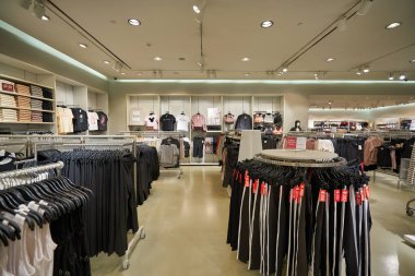 BANGKOK, THAILAND - 24 HAZİRAN 2020: Bangkok 'taki H ve M mağazasında satılık çeşitli giysiler.