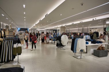 BANGKOK, THAILAND - 24 HAZİRAN 2020: Bangkok 'taki Zara mağazasında satılık çeşitli kıyafetler.