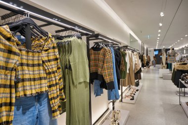 BANGKOK, THAILAND - 24 HAZİRAN 2020: Bangkok 'taki Zara mağazasında satılık çeşitli kıyafetler.