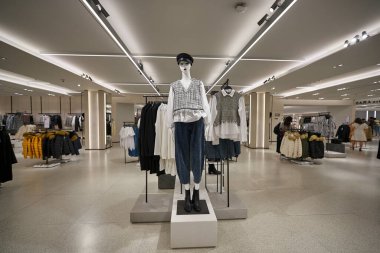 BANGKOK, THAILAND - 24 HAZİRAN 2020: Bangkok 'taki Zara mağazasında giyilen manken sergileniyor.