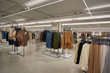 BANGKOK, THAILAND - 24 HAZİRAN 2020: Bangkok 'taki Zara mağazasında satılık çeşitli kıyafetler.