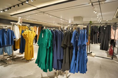 BANGKOK, THAILAND - 24 HAZİRAN 2020: Bangkok 'taki Mango mağazasında satılık çeşitli kıyafetler.