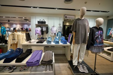 BANGKOK, THAILAND - 24 HAZİRAN 2020: Bangkok 'taki Bershka mağazasında satılık çeşitli kıyafetler.