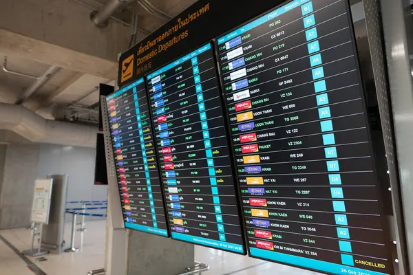 BANGKOK, THAILAND - 26 Ekim 2023: Suvarnabhumi Uluslararası Havalimanı 'ndaki dijital uçuş bilgi görüntüleme sistemi.