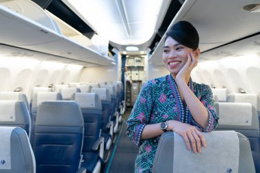 KUALA LUMPUR, MALAYSIA - 08 Aralık 2023: Malezya Havayolları Boeing 737 hostesi. Malezya Havayolları, yerli ve uluslararası seferler sunan Malezya ulusal havayolu şirketidir..