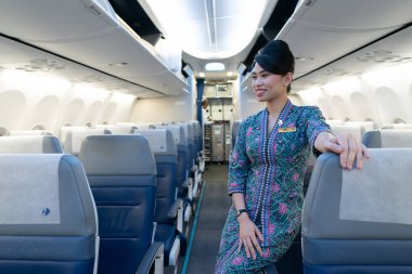 KUALA LUMPUR, MALAYSIA - 08 Aralık 2023: Malezya Havayolları Boeing 737 hostesi. Malezya Havayolları, yerli ve uluslararası seferler sunan Malezya ulusal havayolu şirketidir..