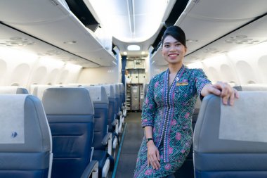 KUALA LUMPUR, MALAYSIA - 08 Aralık 2023: Malezya Havayolları Boeing 737 hostesi. Malezya Havayolları, yerli ve uluslararası seferler sunan Malezya ulusal havayolu şirketidir..