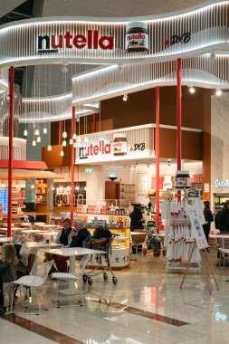 DUBAI, BAE - 21 Şubat 2019: Dubai Uluslararası Havaalanı Nutella Cafe.