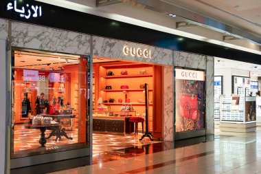 DUBAI, BAE - 21 Şubat 2019 Dubai Uluslararası Havalimanı 'ndaki Gucci mağazası. Gucci, İtalyan lüks moda evi..