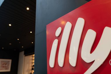 KUALA LUMPUR, MALAYSIA - Kasım 08, 2023: Illy Caffe 'de görülen hastalık işareti. Premium kahve ve espresso ürünleri ve şık kahve barları ile tanınan bir İtalyan markasıdır..