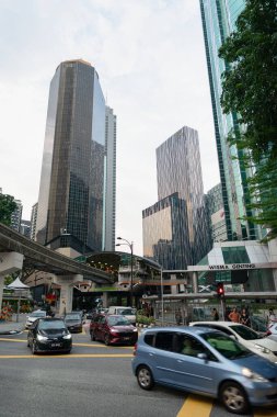 KUALA LUMPUR, MALAYSIA - Kasım 08 2023: KL şehir merkezi manzarasının sokak seviyesi.