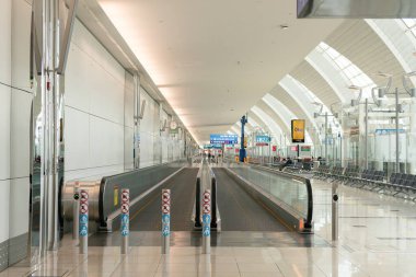 DUBAI, BAE - 21 Şubat 2019: Dubai Uluslararası Havaalanı Gezginleri.